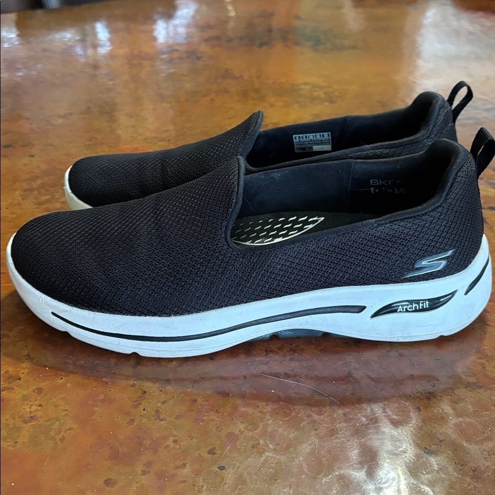 Skechers arch fit size 9 black slip on shoe. Barely worn - Picture 2 of 7